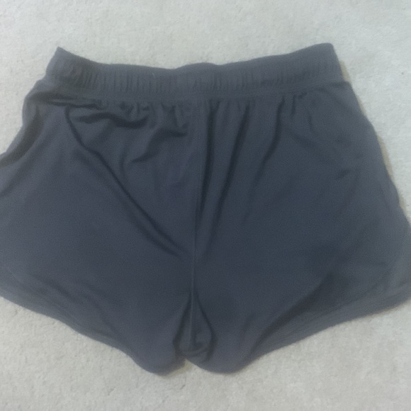 Grey shorts - Picture 2 of 2